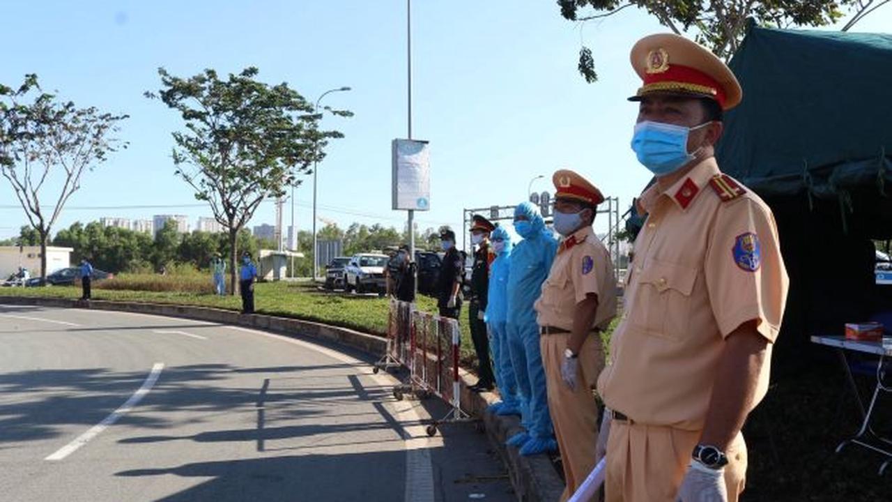 Lực lượng CSGT vững vàng trên trận tuyến phòng chống dịch