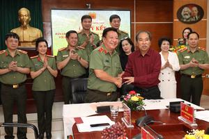 Lễ ký kết bản ghi nhớ hợp tác giữa Cục Truyền thông CAND với Hội Nhà văn Việt Nam và Nhà hát Tuổi trẻ