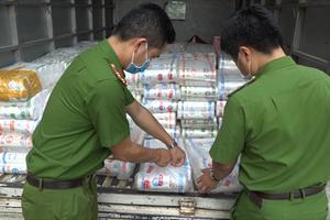 Lào Cai: Hàng nghìn sản phẩm thực phẩm không rõ nguồn gốc bị thu giữ