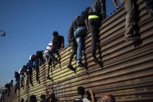 Người di cư gây náo loạn tại biên giới Mỹ - Mexico