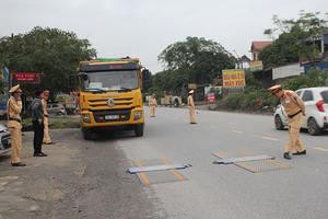 Ngăn chặn xe quá tải trên đường Hồ Chí Minh