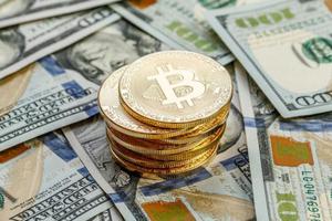 Giá vàng, bitcoin bất ngờ tăng mạnh khi đồng USD giảm