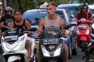 Indonesia: Những bất cập xung quanh việc cấm du khách nước ngoài đi xe máy tại Bali