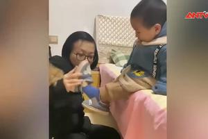  Bé 2 tuổi chăm sóc mẹ bị bại não ở Trung Quốc
