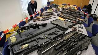 Europol truy quét tội phạm buôn lậu vũ khí nóng