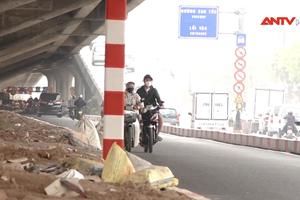 Tình trạng xe máy đi ngược chiều trên đường Nguyễn Xiển