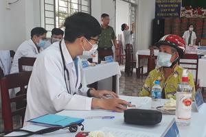 Công an Vĩnh Long khám, cấp phát thuốc miễn phí cho người dân Khmer