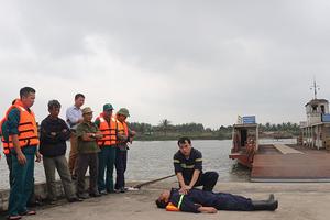 Đội tự nguyện cứu hộ trên sông Rạng