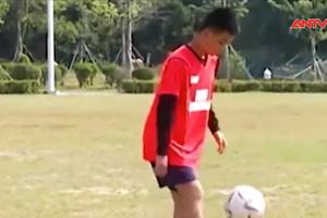 Cậu bé Trung Quốc 10 tuổi lập kỷ lục Guinness về tâng bóng