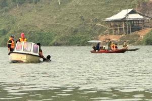 Khẩn trương tìm kiếm 2 nạn nhân vụ lật thuyền trên sông Lô
