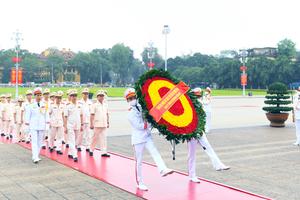 Đoàn đại biểu Bộ Công an vào Lăng viếng Chủ tịch Hồ Chí Minh