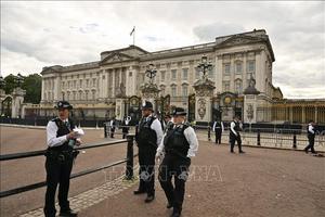 Cảnh sát Anh bắt giữ đối tượng mang hung khí vào Cung điện Buckingham