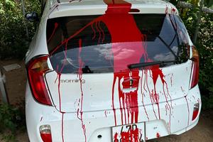 Truy tìm thủ phạm vụ tạt sơn vào ô tô của phóng viên 