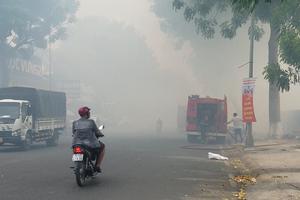 Người dân đốt rác làm cháy lan, khói bụi bao trùm khu dân cư