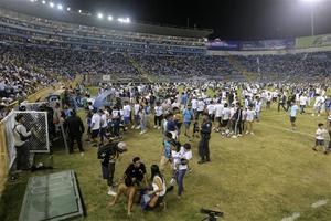 Giẫm đạp tại sân vận động El Salvador khiến hàng chục người thương vong