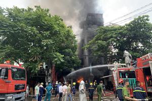 Hà Nội: Cháy cơ sở kinh doanh lốp ô tô, 3 nhà dân bị thiêu rụi