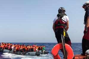 63 người di cư gặp nạn tại eo biển Manche, lật thuyền chở du khách ở Ý