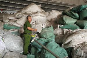 Phát hiện kho tập kết rác thải công nghiệp không đúng quy định