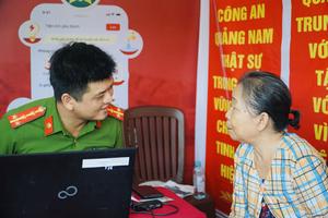 Công an tỉnh Quảng Nam vào TP HCM làm CCCD cho người dân