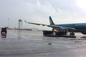 Hơn 140 chuyến bay tại sân bay Tân Sơn Nhất bị ảnh hưởng do mưa dông