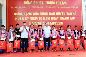 Bộ trưởng Tô Lâm dự kỷ niệm 10 năm Ngày thành lập huyện Vân Hồ