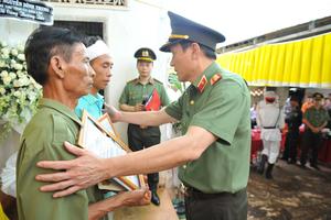Lãnh đạo Bộ Công an thăm, viếng các cán bộ hy sinh ở Đắk Lắk