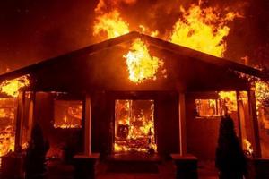 Chồng dùng xăng đốt nhà khiến 4 người thương vong