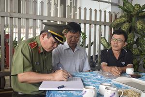 Thăm hỏi, động viên gia đình liệt sĩ và cán bộ Công an bị thương tại Đắk Lắk