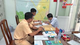 Xử phạt tài xế lao ô tô lên vỉa hè