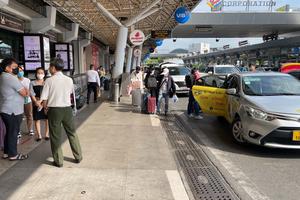 Khu vực đón trả khách sân bay Tân Sơn Nhất: Chèo kéo khách như xe dù, bến cóc