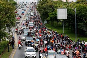 Biểu tình tại Bangkok yêu cầu các thượng nghị sĩ từ chức