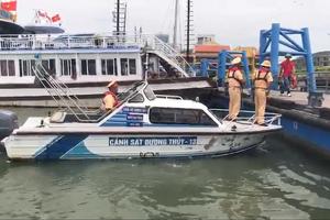 Cảnh sát đường thủy Quảng Ninh kêu gọi, hướng dẫn tầu thuyền tránh trú bão