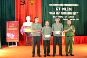 Thứ trưởng Nguyễn Văn Long thăm, tặng quà Trung tâm Điều dưỡng thương binh Nho Quan
