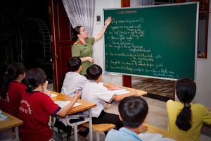 "Cô giáo Công an" mở lớp tiếng Anh miễn phí cho trẻ em nghèo