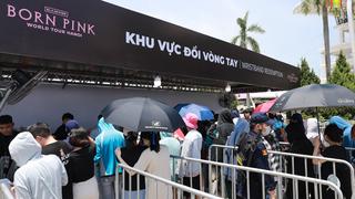 Người hâm mộ xếp hàng đổi vé lấy vòng tay vào cửa xem concert BlackPink