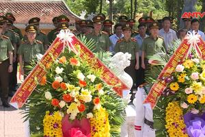 Công an các đơn vị địa phương dâng hoa, dâng hưởng tưởng niệm anh hùng liệt sĩ