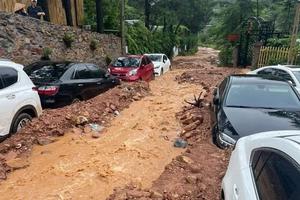 Hà Nội: Hàng chục ô tô  bị mắc kẹt do đất đá vùi lấp