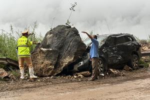 Công an điều tra vụ sạt lở đất đá đè bẹp ô tô chở 4 người tại Hòa Bình