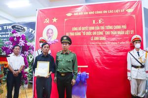 Truy tặng Huy hiệu Tuổi trẻ dũng cảm cho Đại úy Lê Ánh Sáng và anh Phạm Ngọc Anh
