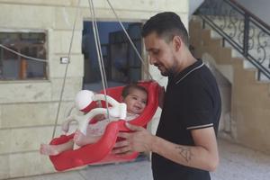 Bé gái sinh ra giữa trận động đất ở Syria hạnh phúc bên gia đình mới