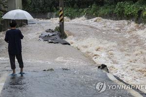 Bão Khanun đổ bộ Hàn Quốc gây mưa lớn diện rộng 
