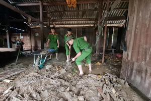 Công an Lai Châu giúp nhân dân khắc phục hậu quả mưa lũ