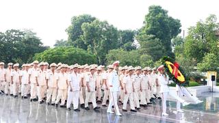 Đoàn đại biểu dự Đại hội thành lập Hội Cựu CAND Việt Nam vào Lăng viếng Chủ tịch Hồ Chí Minh