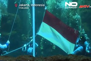Lễ thượng cờ dưới nước nhân dịp Quốc khánh Indonesia