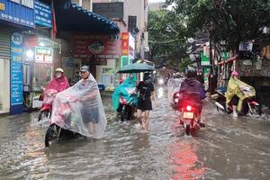Nhiều tuyến đường ở Hà Nội bị ngập nặng do mưa lớn