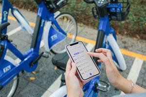 Trải nghiệm dịch vụ xe đạp công cộng tại Hà Nội
