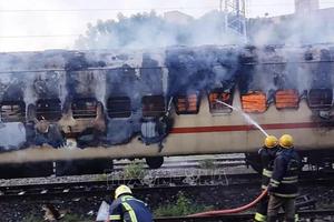 Ấn Độ: Cháy nổ trên tàu hỏa khiến hàng chục người thương vong
