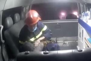 Xúc động hình ảnh chiến sĩ Cảnh sát cứu cháu bé khỏi đám cháy