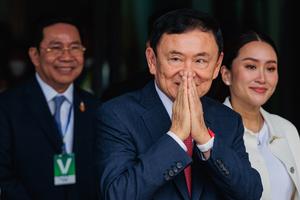 Hoàng gia Thái Lan ân xá cho cựu Thủ tướng Thaksin Shinawatra xuống còn 1 năm tù