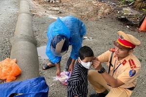 CSGT giúp đỡ 2 bố con trong mưa lớn